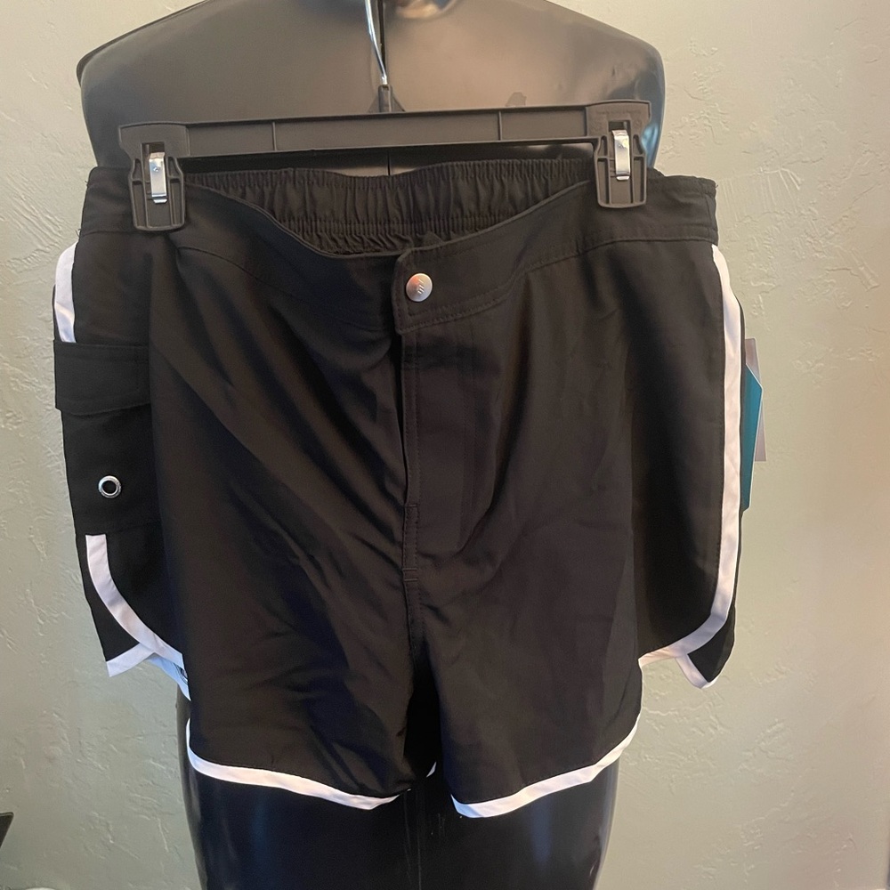 5/15🔥🔥🔥Free Country Black and White Swim Shorts